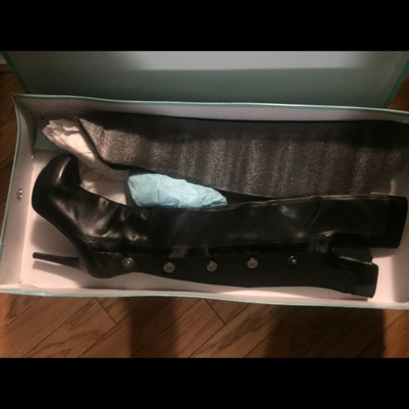 Boots over the knee - Picture 1 of 3